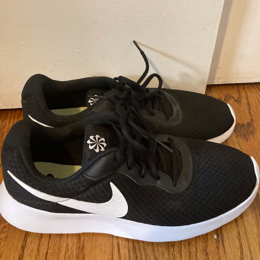 Nike Woman’s Tanjun Running Shoes; Black Size 10. Made for comfort and speed!